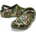 Сабо цвета хаки  CROCS Classic Printed Camo Clog